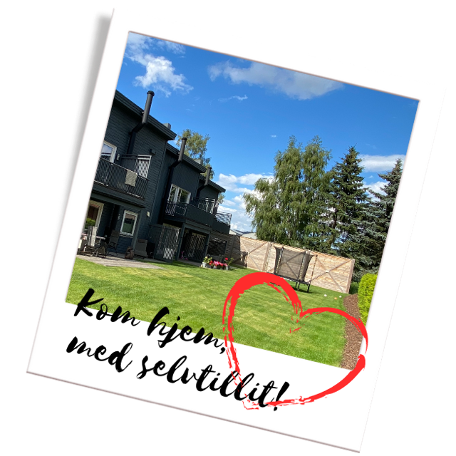 Et polaroidbilde av sameiets bygning, med et rødt hjerte nederst til høyre. Det står skrevet Kom Hjem Med Selvtillit med svarte bokstaver.